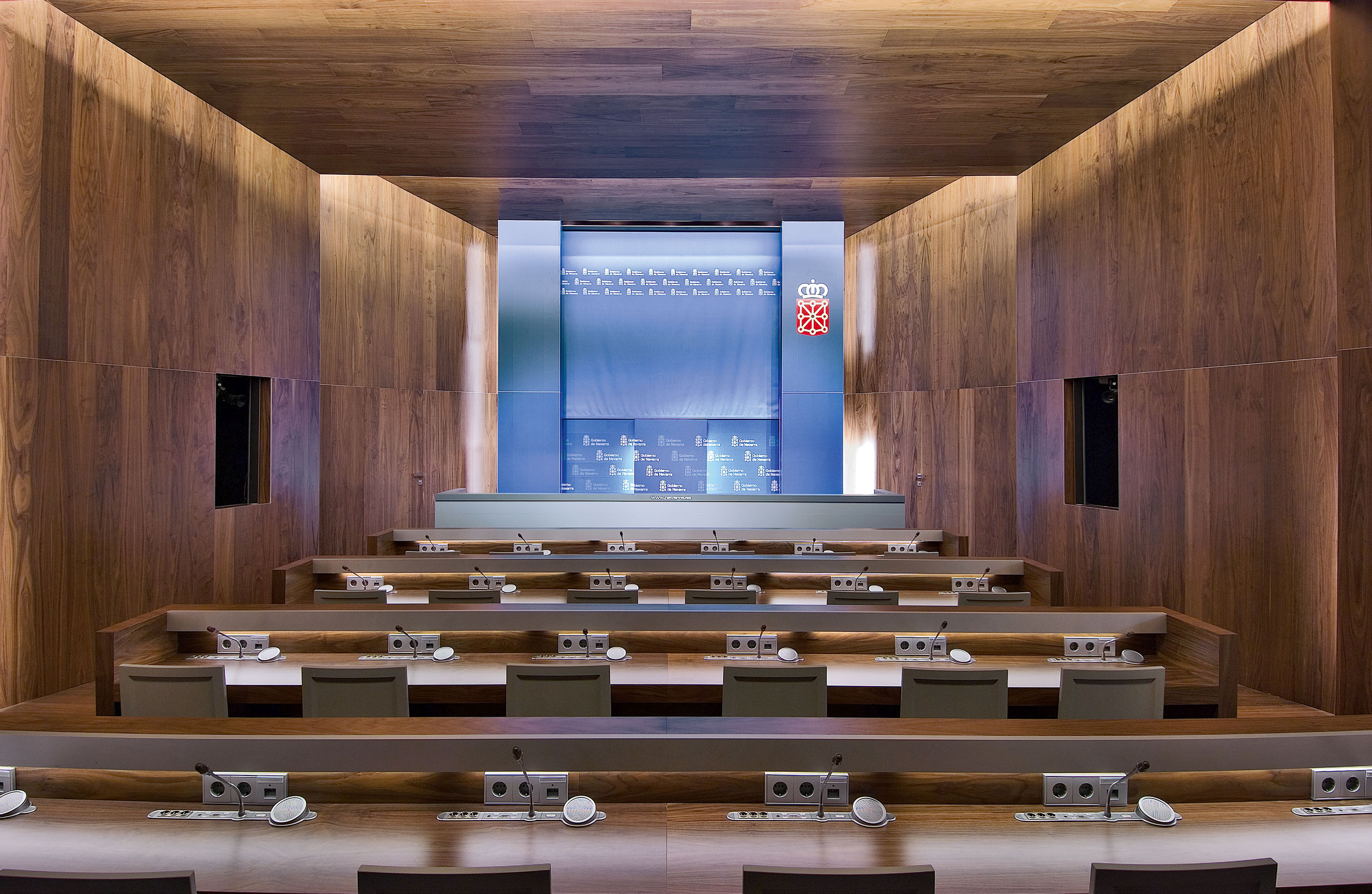 NavarranGovernmentPressRoom-JavierBarcosBerruezo-ManoloEnriquezJimenez-Pamplona-Spain-2007-Parklex-DryInternal-HyTek-Walnut-03.jpg