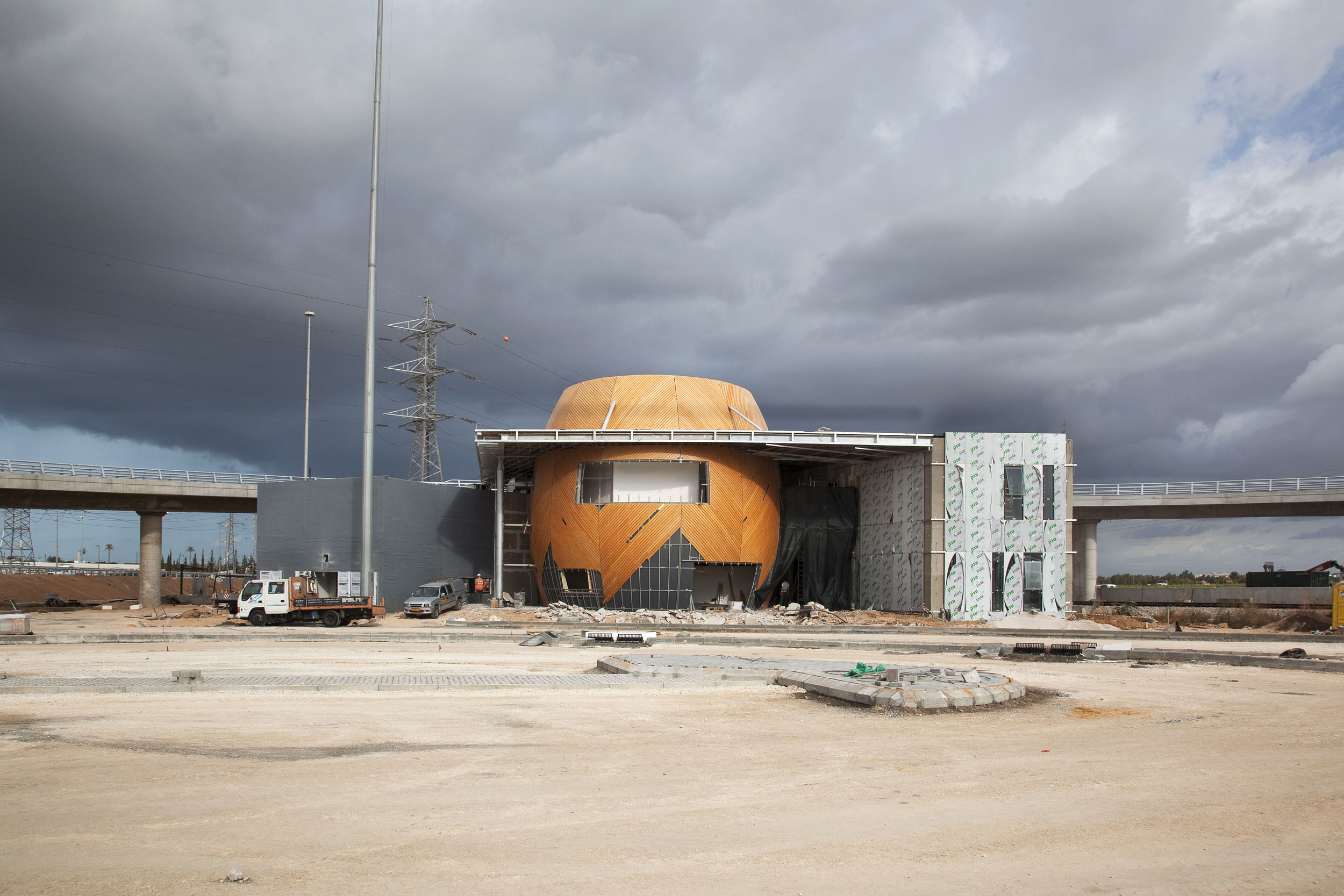 FastLaneControlAndCoordinationCenter-AmirMannAmiShinarArchitectsAndPlannersLtd-TelAviv-Israel-2009-Parklex-Facade-Gold-01.jpg