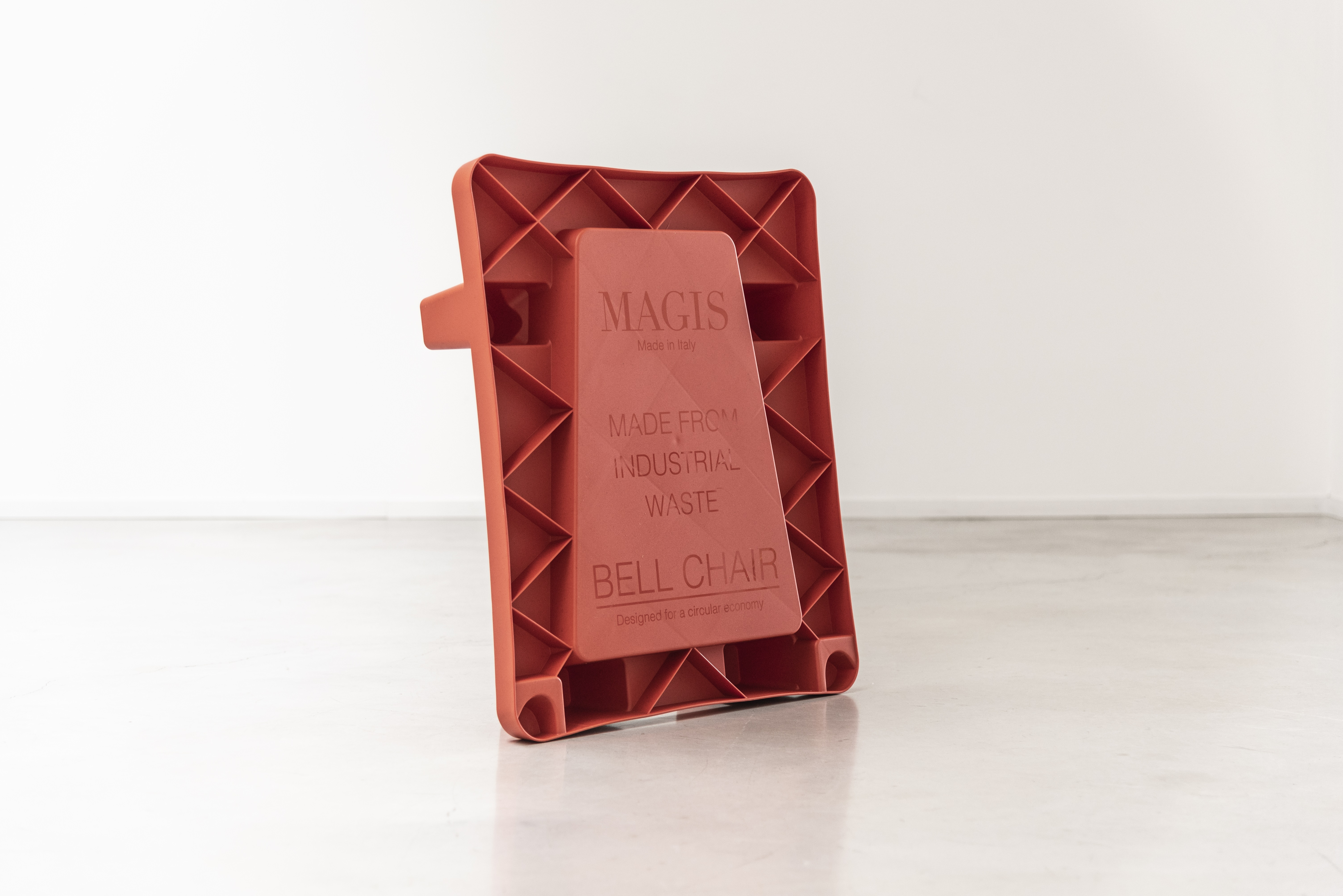 Magis_bell_chair_product_pallet_01.jpg